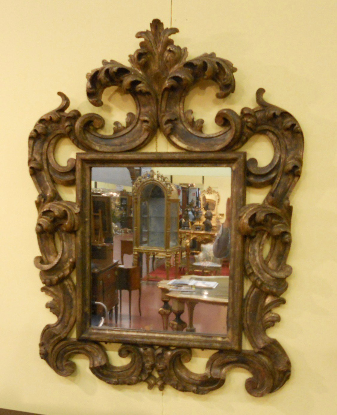MIROIR BAROQUE À CARTOUCHES EN BOIS MASSIF SCULPTÉ ET DORÉ, GLACE AU MERCURE